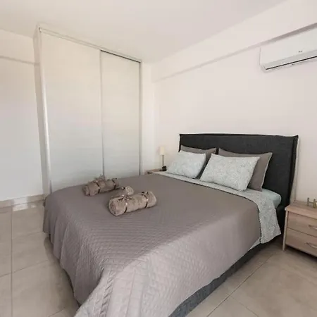Cozy 2-Bedroom Apartment In Piraeus Exterior photo