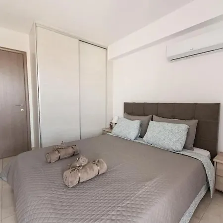 Cozy 2-Bedroom Apartment In Piraeus Exterior photo